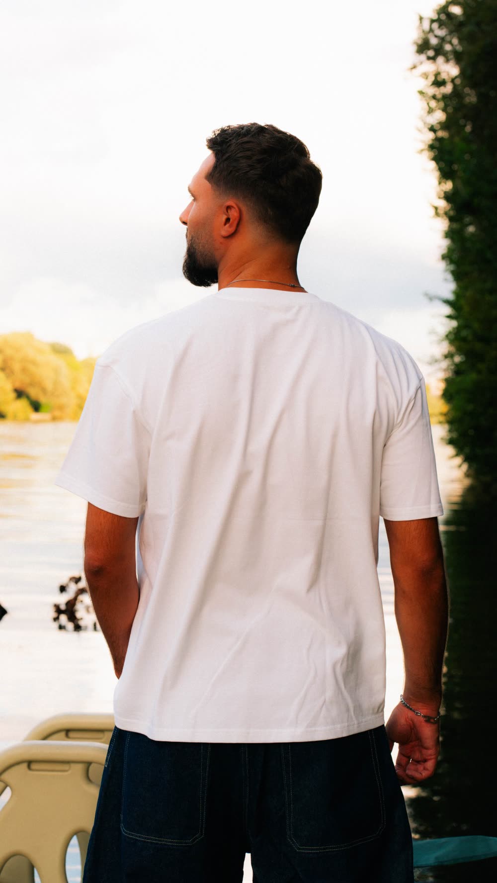 T-shirt blanc pages blanches vu de dos